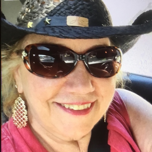 Meet your Posher, Stephanie - Picture 2 of 2